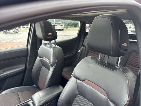 Used 2025 Nissan Kicks SR FWD image 11