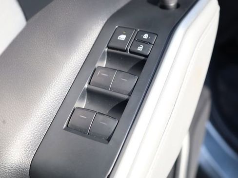 Used 2022 Toyota Highlander LE image 18