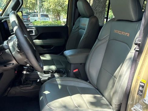 Used 2025 Jeep Gladiator Mojave w/ Convenience Group AWD/4WD image 12