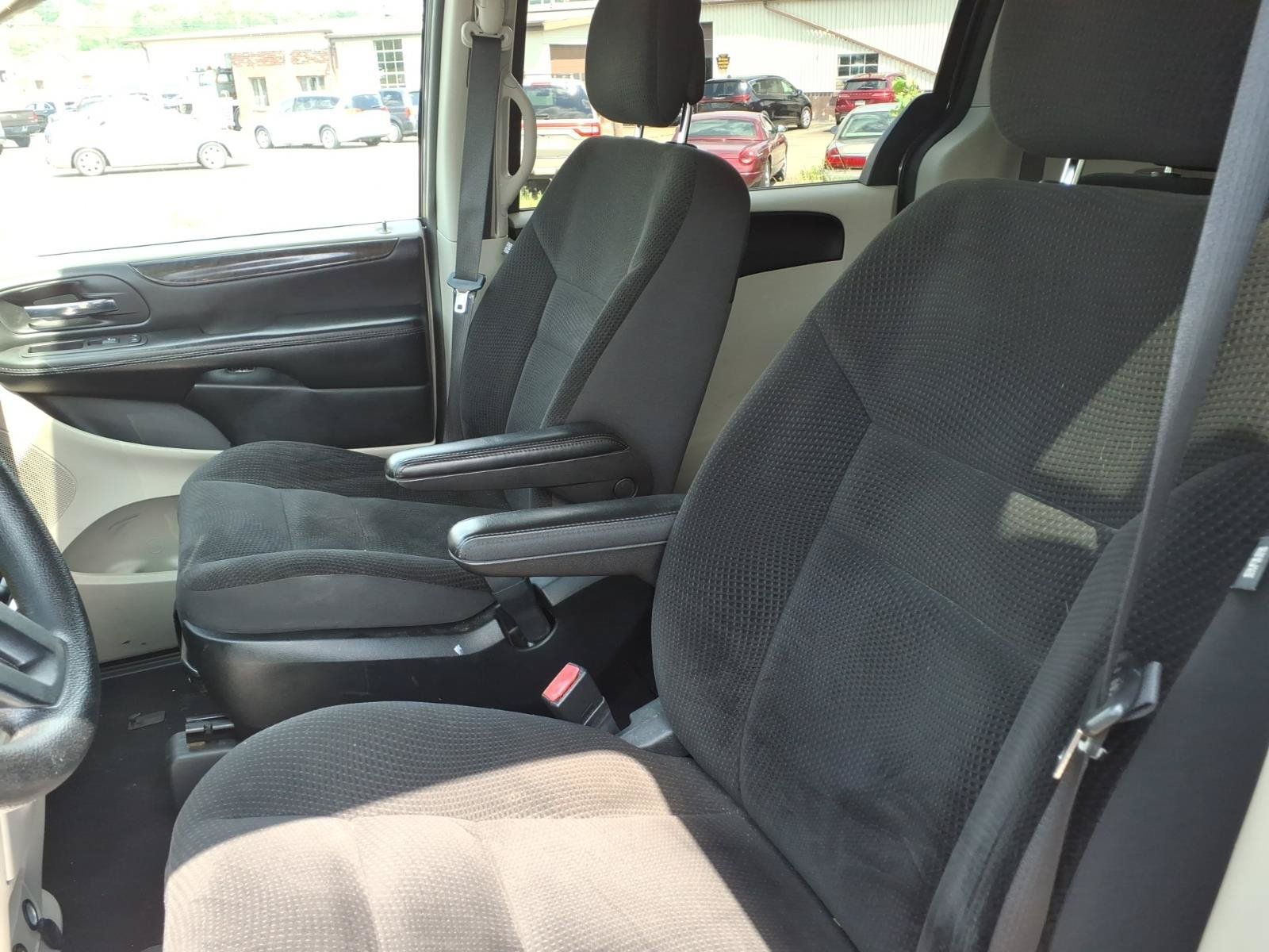 Used 2018 Dodge Grand Caravan SE w/ UConnect Hands-Free Group FWD image 5