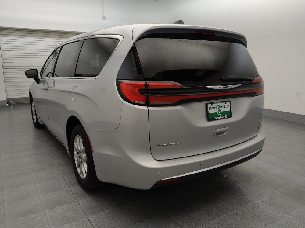 Used 2024 Chrysler Pacifica Touring-L FWD image 5