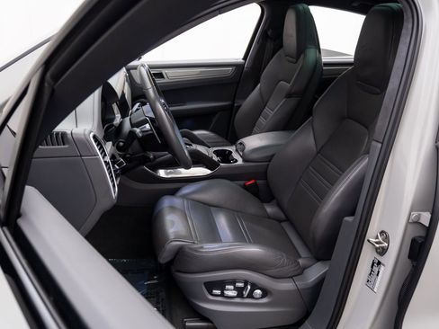 Used 2020 Porsche Cayenne Turbo image 5