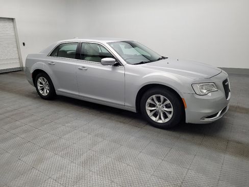 Used 2020 Chrysler 300 Touring image 11