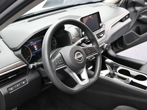 Used 2024 Nissan Altima 2.5 SV FWD image 11