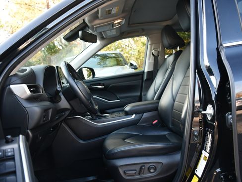 Certified 2022 Toyota Highlander XLE image 7