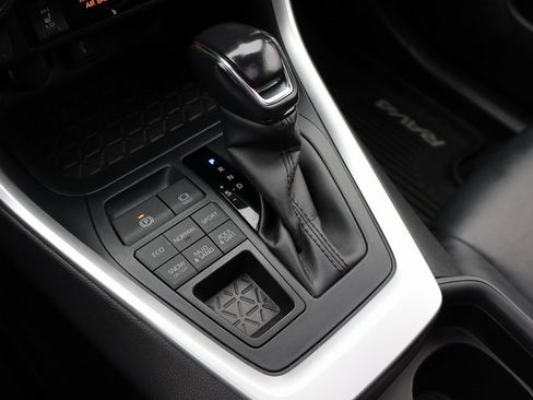 Used 2020 Toyota RAV4 XLE Premium image 8