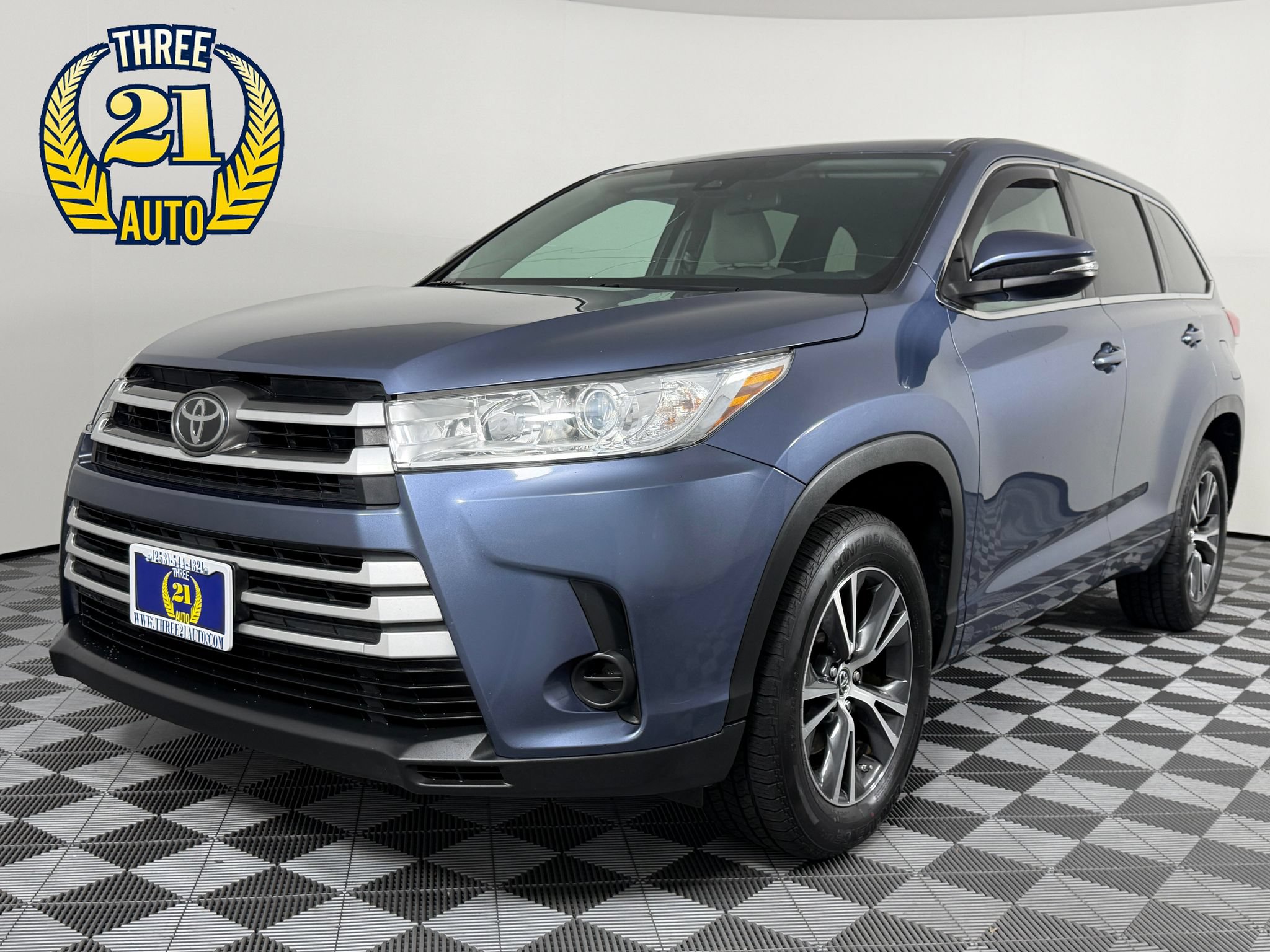 Used 2017 Toyota Highlander LE FWD image 1
