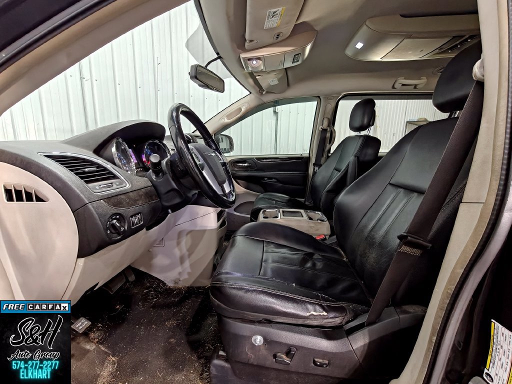 Used 2013 Chrysler Town & Country Touring FWD image 17