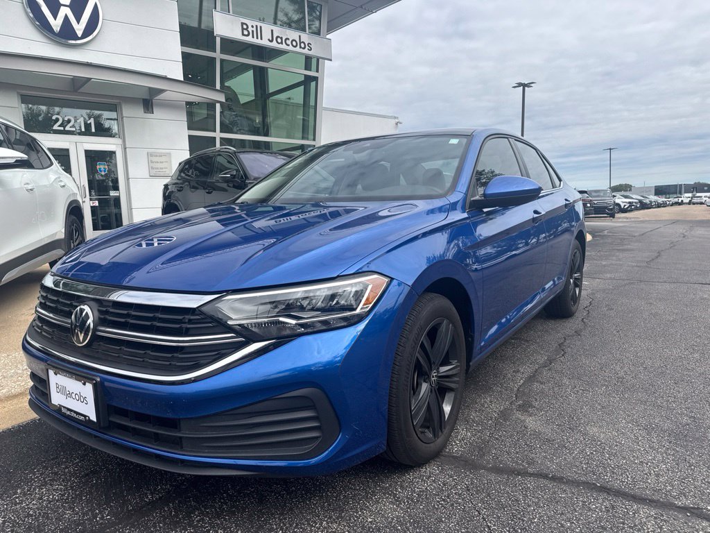 Used 2023 Volkswagen Jetta SE FWD image 2