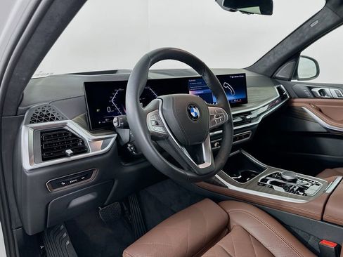Used 2025 BMW X7 xDrive40i w/ Premium Package image 9