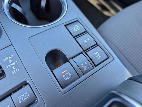 Used 2024 Toyota Highlander LE image 32