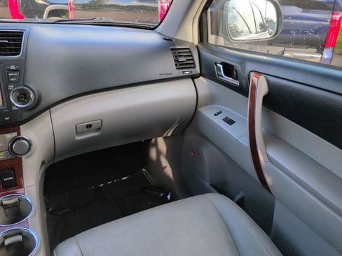 Used 2012 Toyota Highlander Limited w/ Tow Pkg FWD image 17