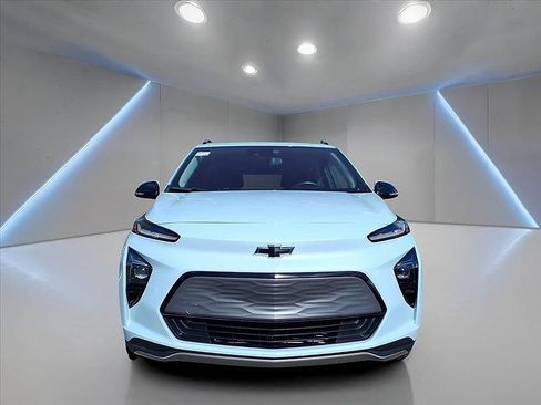 Used 2022 Chevrolet Bolt EUV LT w/ Comfort Package image 3