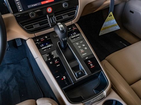 Certified 2025 Porsche Macan AWD/4WD image 20