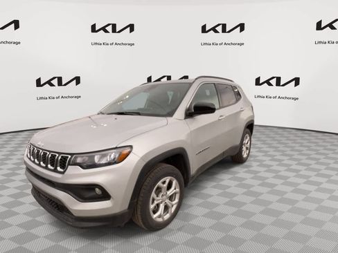 Used 2024 Jeep Compass Latitude AWD/4WD image 5