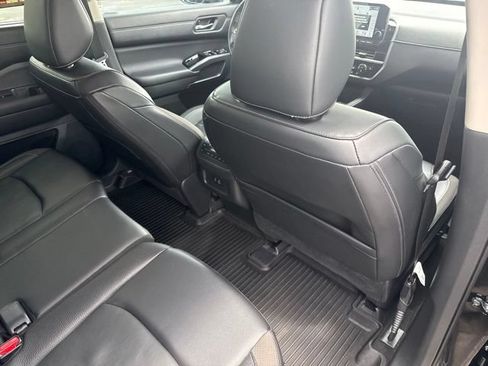 Used 2023 Nissan Pathfinder SL w/ Black Appearance Package FWD image 17