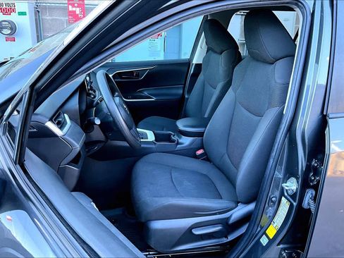 Used 2022 Toyota RAV4 LE image 7