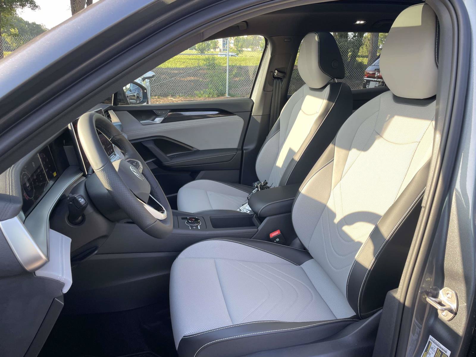 New 2026 Volkswagen Tiguan SE R-Line FWD image 17
