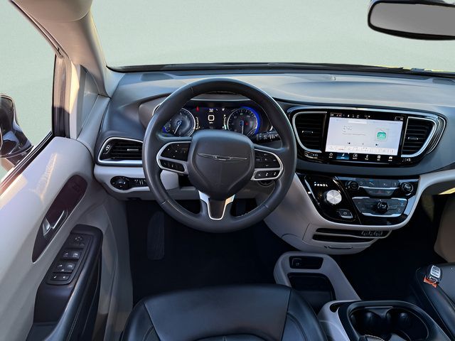 Used 2024 Chrysler Pacifica Touring-L FWD image 7