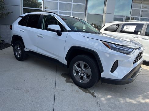 Used 2020 Toyota RAV4 XLE Premium w/ All Weather Liner Package AWD/4WD image 2