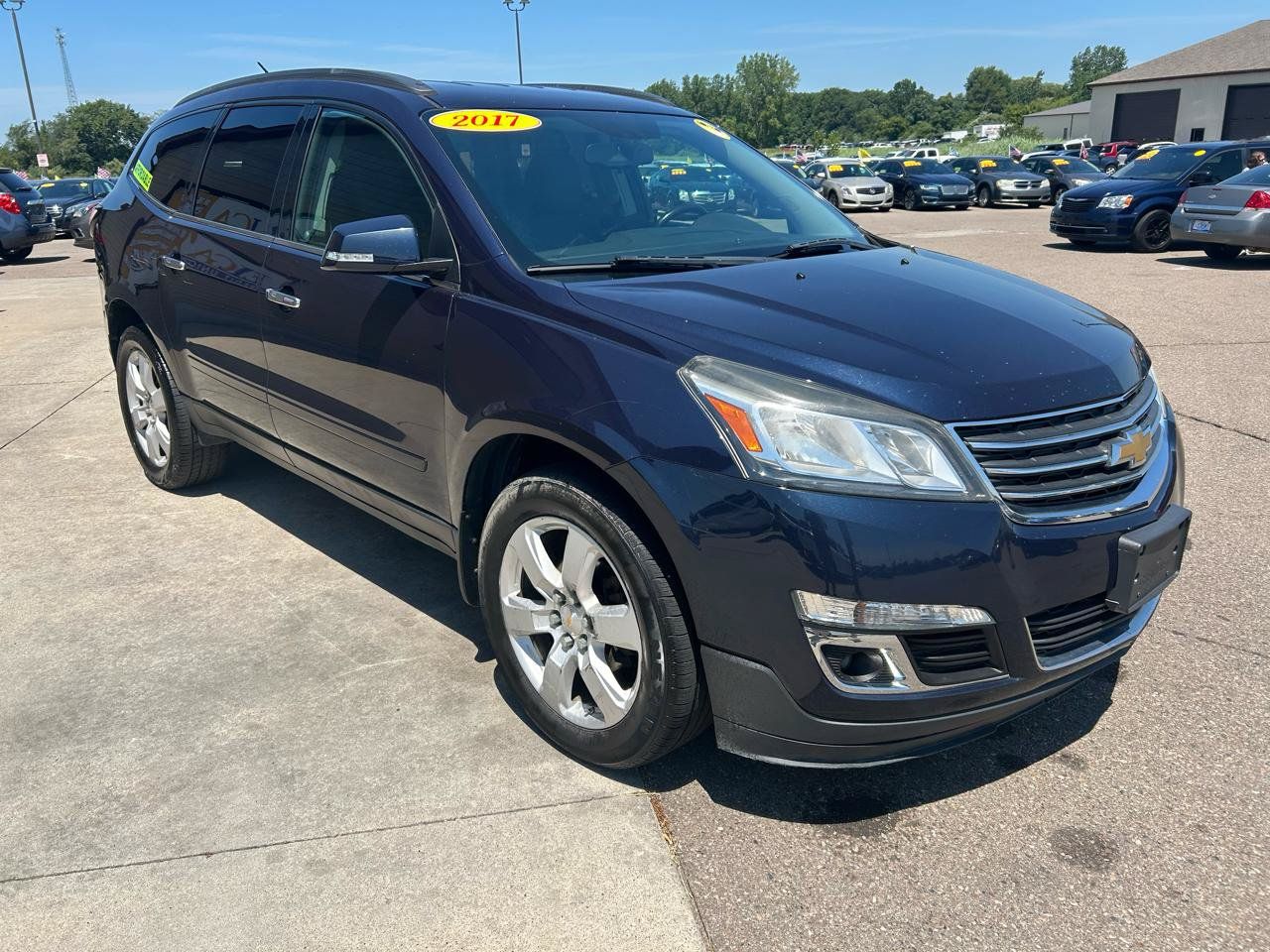 Used 2017 Chevrolet Traverse LT w/ Style and Technology Package FWD image 3