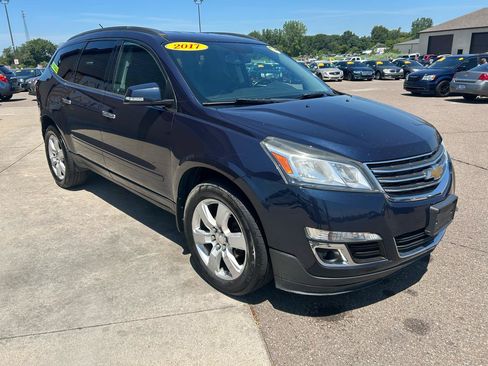 Used 2017 Chevrolet Traverse LT w/ Style and Technology Package FWD image 3