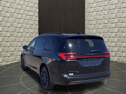 Used 2023 Chrysler Pacifica Touring-L w/ S Appearance Package AWD/4WD image 7
