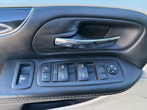 Used 2017 Dodge Grand Caravan SXT w/ Driver Convenience Group image 27