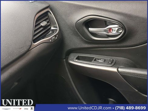 Used 2021 Jeep Cherokee Limited image 27
