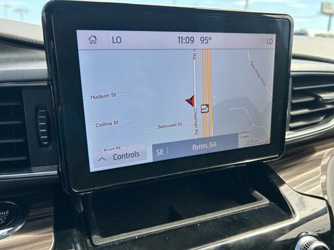 Used 2023 Ford Explorer Limited image 18