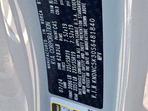 Used 2025 Kia Carnival EX image 27