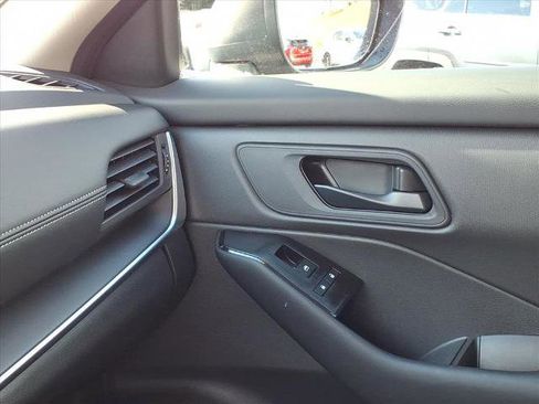 Used 2025 Nissan Rogue S AWD/4WD image 30