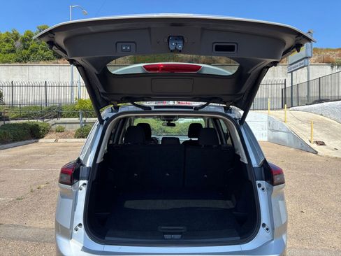Used 2025 Nissan Rogue SV FWD image 33