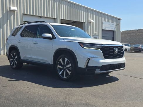 Used 2023 Honda Pilot Touring image 1