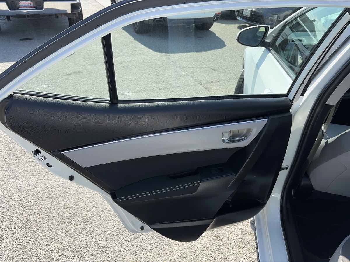Used 2018 Toyota Corolla LE FWD image 12