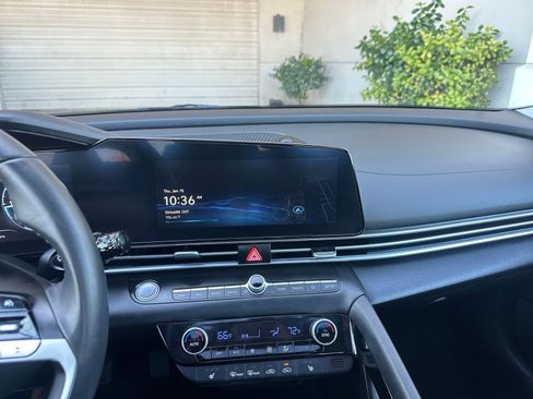 Used 2025 Hyundai Elantra Limited image 21