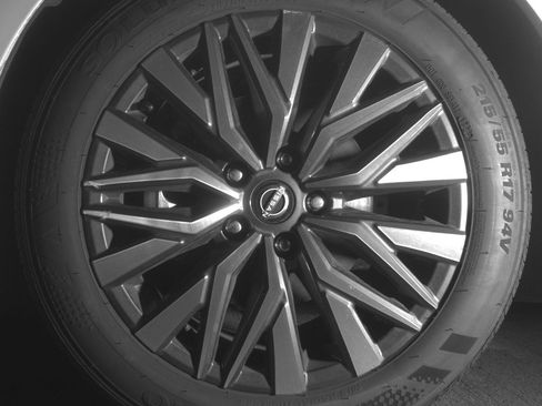 Used 2025 Nissan Altima 2.5 SV FWD image 12