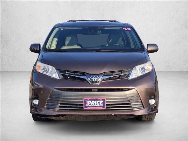 Used 2019 Toyota Sienna XLE Premium FWD image 2