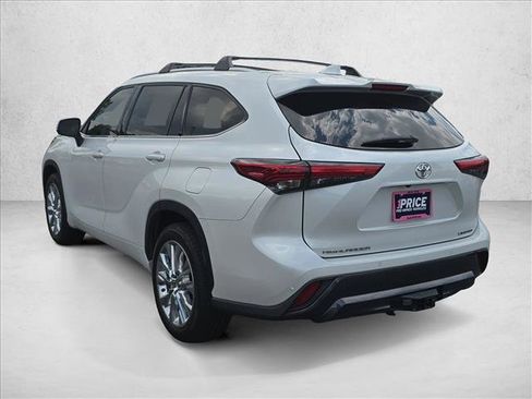 Used 2023 Toyota Highlander Limited FWD image 5