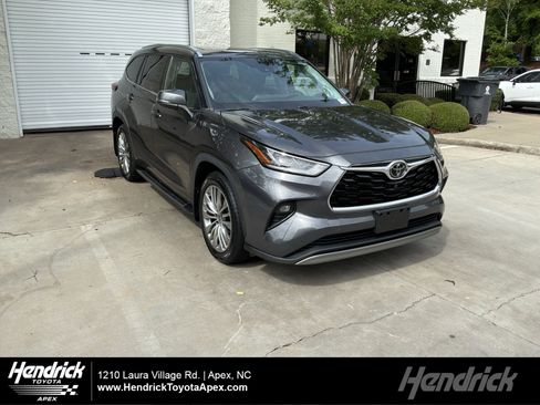 Used 2022 Toyota Highlander Platinum AWD/4WD image 1