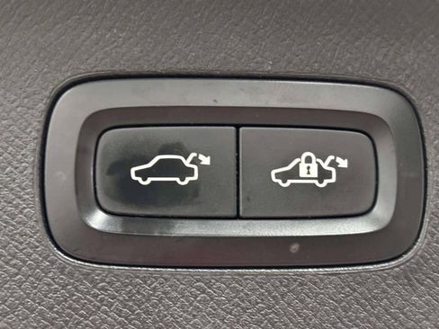 Used 2016 Volvo XC90 T6 Momentum w/ Momentum Plus Package AWD/4WD image 7