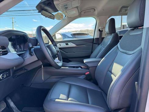 Used 2025 Ford Explorer Active w/ Active Comfort Package image 13