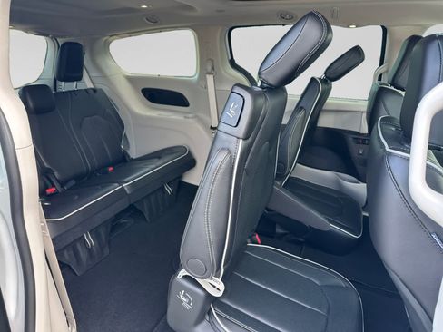 Used 2024 Chrysler Pacifica Limited FWD image 18