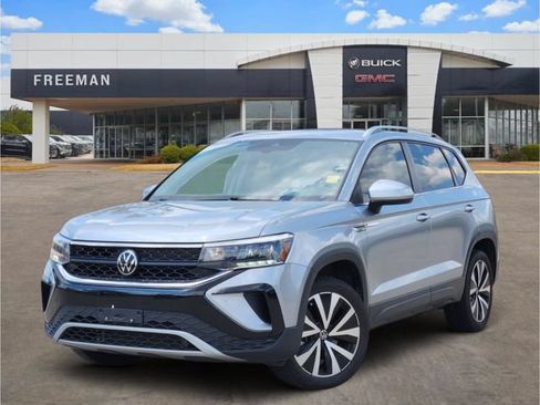 Used 2024 Volkswagen Taos SE w/ MDO Package FWD image 1