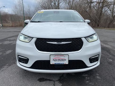 Used 2023 Chrysler Pacifica Touring FWD image 2