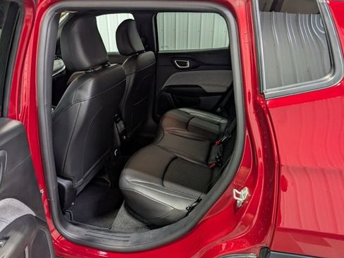Used 2025 Jeep Compass Latitude AWD/4WD image 9