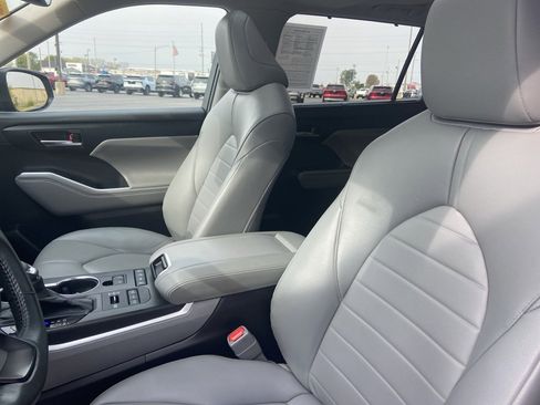 Used 2022 Toyota Highlander XLE image 15