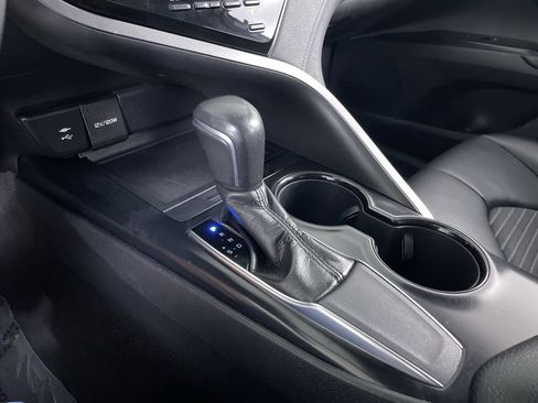 Used 2019 Toyota Camry SE w/ Convenience Package FWD image 17