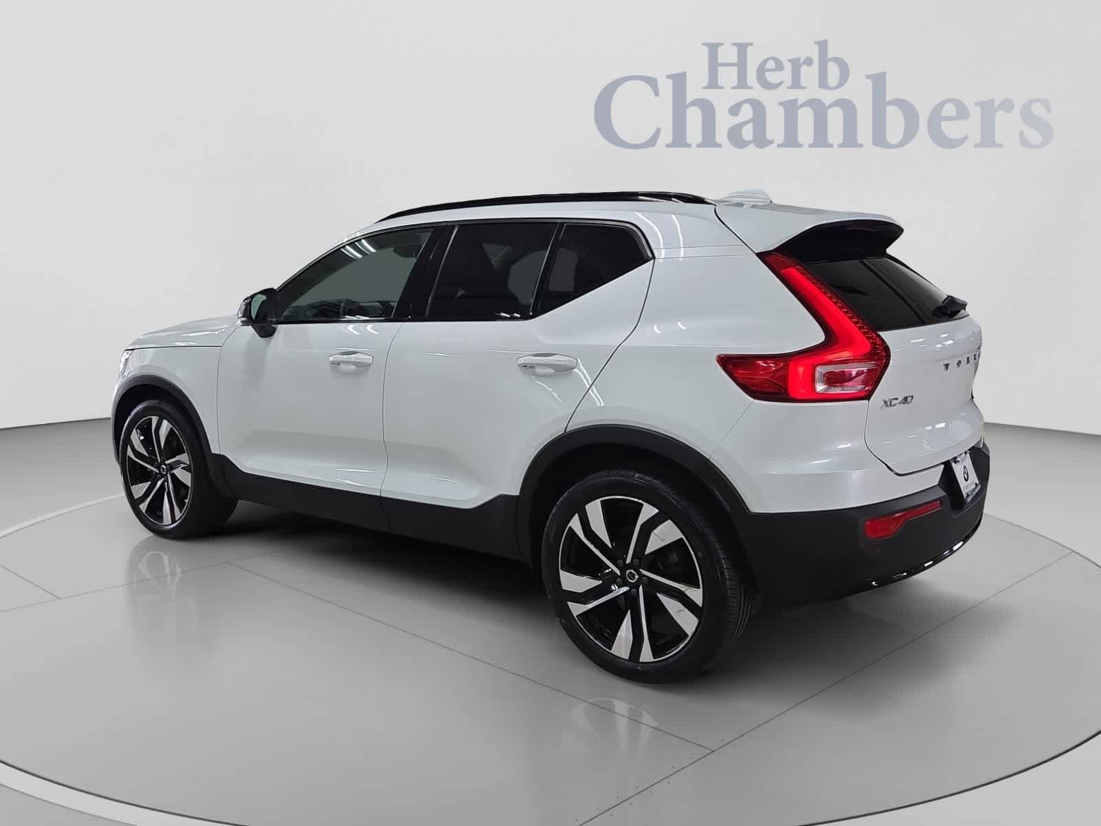 Used 2023 Volvo XC40 B5 Plus w/ Driver Assist Package AWD/4WD image 3