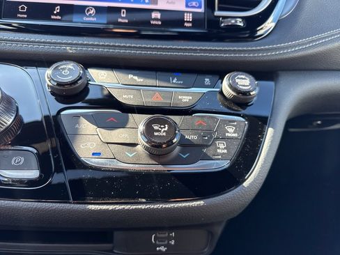 New 2026 Chrysler Pacifica Select AWD/4WD image 15